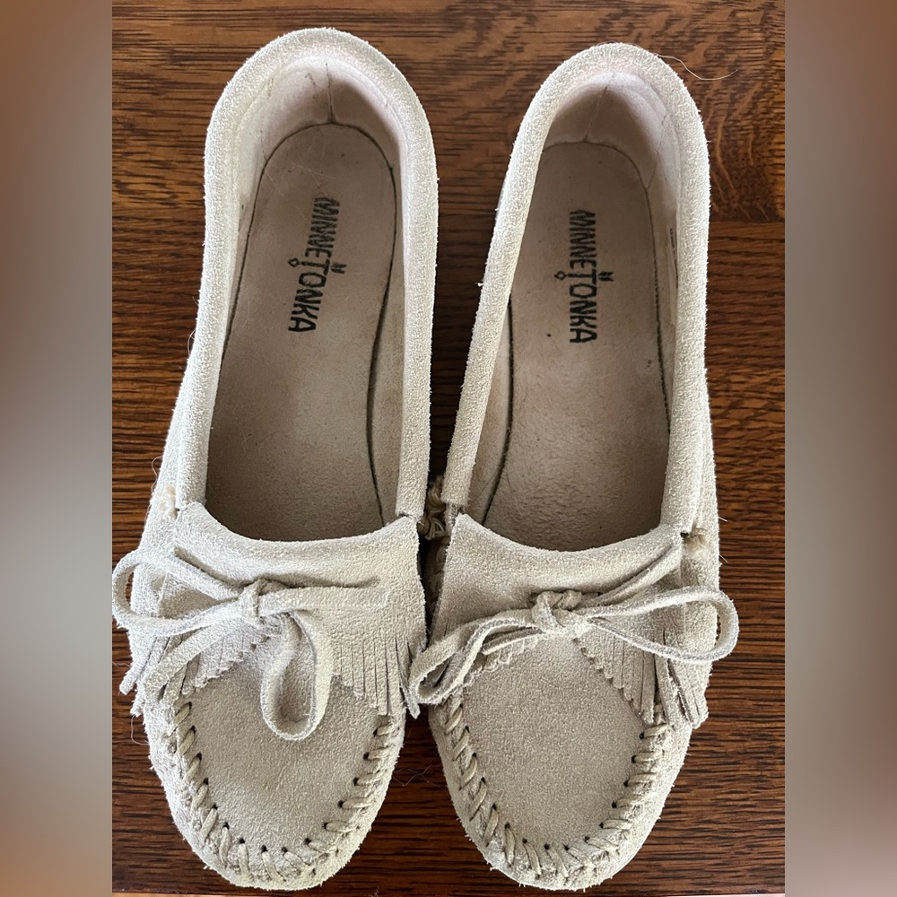 Minnetonka Women's Stone/Beige Moccasins